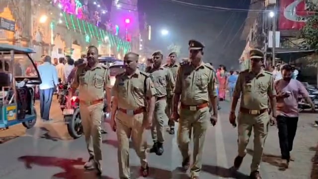 गोवर्धन में अपर पुलिस अधीक्षक द्वारा पैदल गस्त कर वाहनों के डायवर्सन की जानकारी दी वहीं समाधान दिवस में उपस्थित होकर फरियादियों की शिकायत सुनी