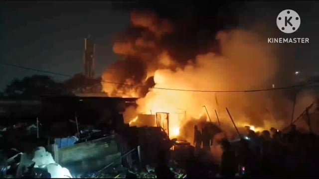 थाना हरी पर्वत क्षेत्र विक्टोरिया इंटर कॉलेज के पीछे कबड्डी की दुकान में भीषण आग अपराध अफ्रीका माहौल र