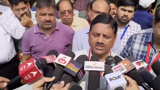 मेरठ में सेंट्रल मार्केट में चला बुलडोजर