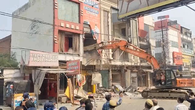 मेरठ के सेंट्रल मार्केट अवैध कॉम्प्लेक्स पर चला बुलडोजर 