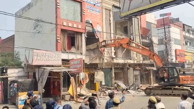 मेरठ के सेंट्रल मार्केट अवैध कॉम्प्लेक्स पर चला बुलडोजर 