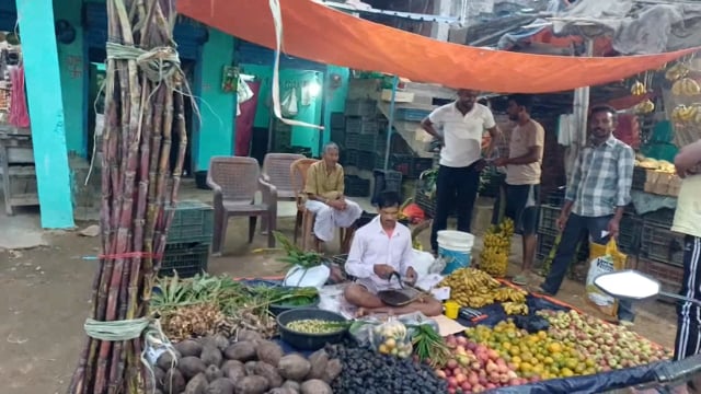 चार दिवसीय छठ व्रत को लेकर बाजार रहा गुलजार खूब हो रही खरीदारी स्थानीय प्रशासन विधि व्यवस्था को लेकर है तैनात।