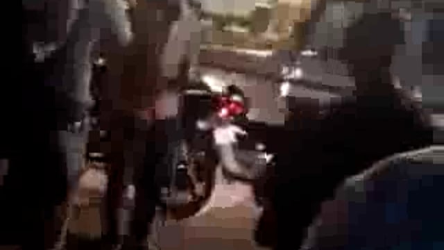 ➡️.....प्रतापगढ़- यूपी पुलिसकर्मी का महिला संग दुर्व्यवहार का वीडियो वायरल,
नो पार्किंग में कार खड़ी करने पर सिपाही ने महिला को बीच सड़क पर तीन थप्पड़ मारे और मोबाइल पटककर तोड़ दिया,
घटना का वीडियो सोशल मीडिया पर तेजी से वायरल हो रहा है