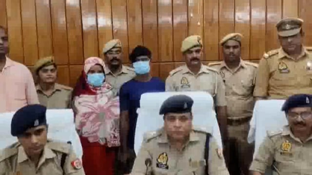 ➡️......बहराइच- छह बच्चों की मां ने प्रेमी संग मिलकर पति की हत्या की,
खैरीघाट पुलिस और SOG टीम ने मामले का खुलासा किया,
पत्नी हसीना और पड़ोसी प्रेमी अब्दुल सलाम को गिरफ्तार किया गया,
दोनों के बीच चल रहे प्रेम संबंध में पति जाकिर रोड़ा बन रहा था,
दुपट्टे से गला कसने के बाद गला काटकर की गई हत्या,
32 वर्षीय महिला और 20 वर्षीय प्रेमी ने मिलकर वारदात को अंजाम दिया