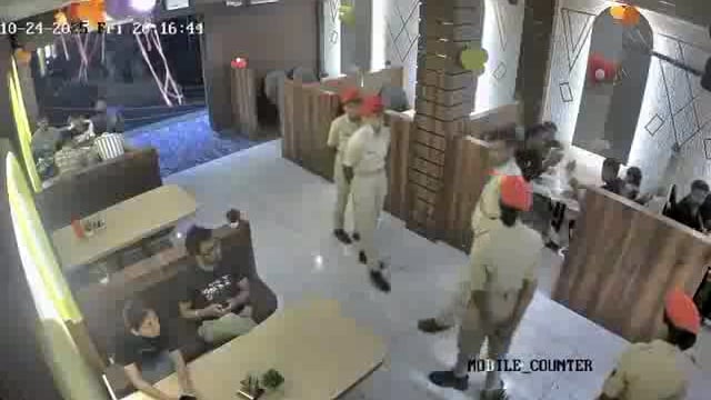 .➡️....बिहार पुलिस-
भाई बहन रेस्टोरेंट में डिनर करने के लिए बैठे हुए थे,
तभी एक दरोगा आकर उनसे बेहद बदतमीजी करता है
भला हो CCTV का, कि सारी घटना रिकॉर्ड हो गई
शालीनता से डिनर कर रहे भाई बहन के साथ बात करने का भला ये कौन सा तरीका है ??