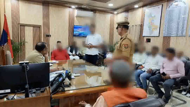Bahraich... पुलिस अधीक्षक महोदय द्वारा जनता दरबार में आए फरियादियों की समस्याएं शिकायतों को सुना गया जनसुनवाई के दौरान