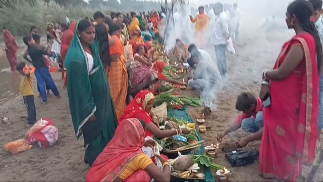 सिरदला प्रखंड में छठ महापर्व के तीसरे दिन व्रतियों ने अस्ताचलगामी सूर्य को दिया पहला अर्ध्य