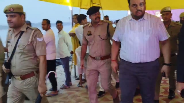 छठ पूजा पर्व पर जिलाधिकारी ने विभिन्न घाटों का भ्रमण कर व्यवस्थाओं का लिया जायजा
अम्बेडकरनगर आज 28 अक्टूबर को जिलाधिकारी अनुपम शुक्ला ने पावन पर्व छठ पूजा के अवसर पर तहसील टांडा क्षेत्र के प्रमुख घाटों तथा राजघाट टांडा एवं हनुमानगढ़ी घाट टांडा आदि का भ्रमण कर वहां की व्यवस्थाओं का जायजा लिया।