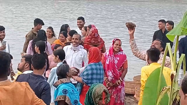 उदीयमान भगवान भास्कर को अर्घ्य अर्पित करने के साथ ही छठ महापर्व का समारोह पूर्वक हुआ समापन 