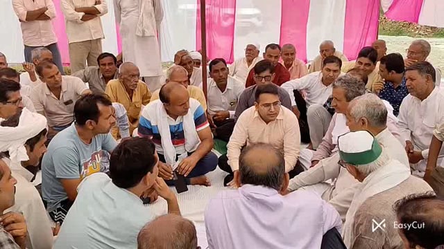 एन एच ए आई के विरुद्ध राष्ट्रीय राजमार्ग 119 पर बहसूमा में  धरना प्रदर्शन , तहसील मवाना से तहसीलदार महोदय किसानों के बीच