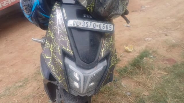 MANT- स्कूटी सवार युवक डिवाइडर से टकराने के बाद, गंभीर रूप से घायल,,