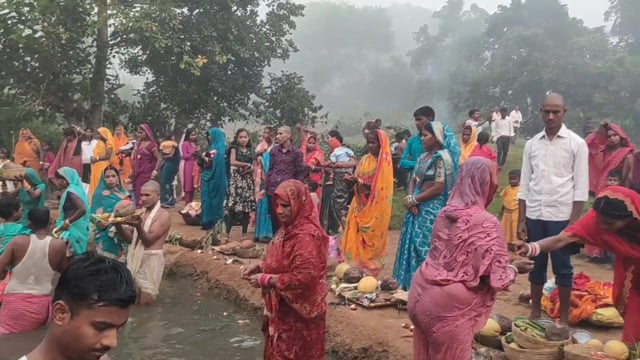 लोक आस्था का महापर्व छठ उदीयमान सुर्य को अर्ध्य अर्पित करने के साथ ही संपन्न