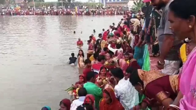 लोक आस्था का महापर्व छठ उगते हुए सूर्य को अर्घ्य के साथ जिले भर में हर्षोल्लास के साथ संपन्न