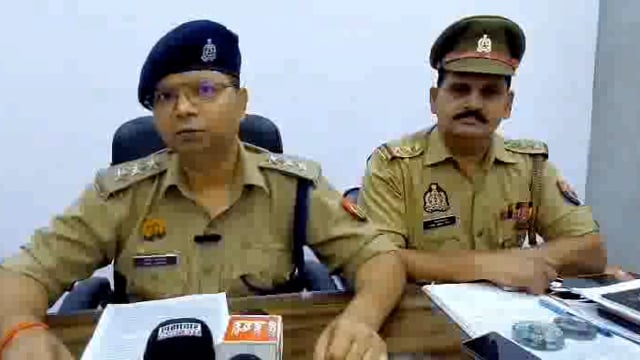 थाना मोदीनगर पुलिस टीम द्वारा एटीएम कार्ड बदलकर धोखाधडी कर पैसे निकालने वाले 03 अभियुक्त गिरफ्तार, कब्जे से अलग-अलग बैंको के 12 एटीएम कार्ड, 03 मोबाइल फोन, 01 लाख 22 हजार 370 रु नगद तथा घटना में प्रयुक्त कार बरामद ।