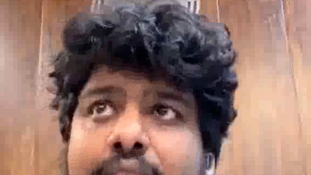 ➡️......ये यूपी के ललितपुर के DM अमनदीप डुली है. इनका आज तबादला हो गया है. ये महज तीन महीने ही ललितपुर में DM का कार्यभार संभाल पाए. इन्होंने इसी लुक में दिवाली की शुभकामना संदेश दिया था. इनका ये वीडियो खूब वायरल भी हुआ था. लोगों ने इन्हें जमकर ट्रोल भी किया था और छठ वाले दिन इनके तबादले का ऑर्डर आ गया*..