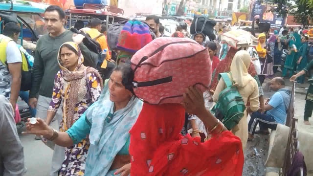 अक्षय नवमी से एक दिन पूर्व मथुरा वृंदावन की परिक्रमा करने उमड़ी श्रद्धालुओं की भीड़।