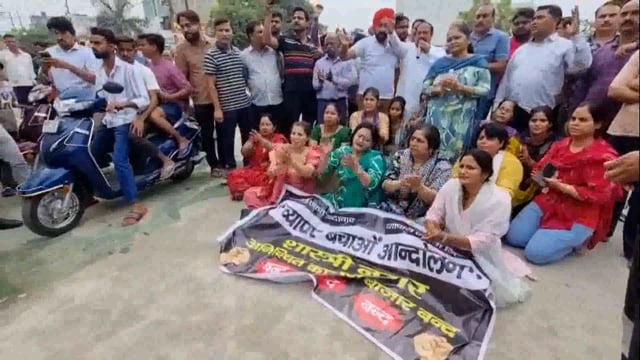 मेरठ सेंट्रल मार्केट में मोदी और योगी के राज में व्यापारी पिट भी रहे हैं और लूट भी रहे हैं मोदी तेरे राज में कटोरा दे दिया हाथ में