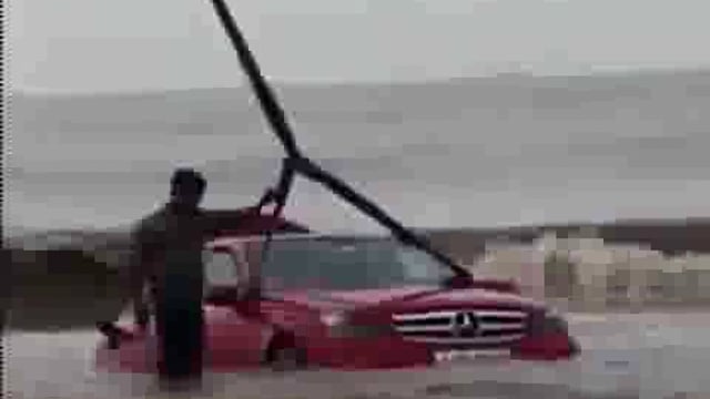 ➡️....सूरत- डुमास बीच पर रील बनाते हुए लग्ज़री कार रेत में फँसी
18 वर्षीय ड्राइवर शहज़ान सलीम गिरफ्तार, पुलिस ने इंश्योरेंस कंपनी को सूचित किया ताकि क्लेम न मिल सके