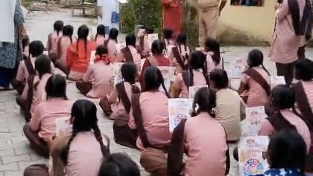 कस्तूरबा गांधी आवासीय बालिका विद्यालयसंग्रामपुर में मिशनशक्ति कार्यक्रम केतहत् वीओरीनावर्मा ने बालिकाओंको किया जागरूक 
