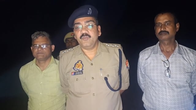 पुलिस और गौतस्करों में हुआ मुठभेड़
अंबेडकर नगर जिले के कटका थाना व कोतवाली जलालपुर की संयुक्त पुलिस टीम ने 28 अक्टूबर की रात नसोपुर बॉर्डर के पास बड़ी कार्रवाई करते हुए एक शातिर गौ तस्कर को मुठभेड़ के दौरान पुलिस ने गिरफ्तार कर लिया।