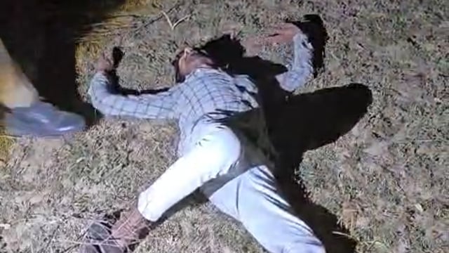 अंबेडकर नगर जिले के कटका थाना व कोतवाली जलालपुर की संयुक्त पुलिस टीम ने 28 अक्टूबर की रात नसोपुर बॉर्डर सूचना पर पहुंची पुलिस टीम ने जैसे ही घेराबंदी की गौ तस्करों ने पुलिस पर फायरिंग कर दिए,  आत्मरक्षा में पुलिस की तरफ से जवाबी फायरिंग में गौतस्कर आरसे आलम पुत्र अब्दुल रकीब निवासी ग्राम नागपुर थाना जलालपुर ,के पैर में गोली लगी और उसे मौके पर ही गिरफ्तार कर लिया गया,