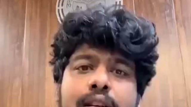 ➡️......जिलाधिकारी का पद प्रशासन के साथ साथ गरिमा और समाज में आदर्श रखने का भी होता है ये अमनदीप धुली है जिन के दिवाली के मैसेज की भाषा और इनकी वेशभूषा कही से भी सामाजिक आदर्शों के अनुरूप नहीं है आज CM योगी आदित्यनाथ ने इनको DM ललितपुर के पद से हटाकर मनरेगा का अपर आयुक्त बना दिया है।