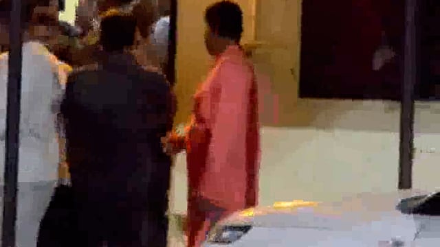 लखनऊ..


लखनऊ में दरोगा रिश्वत लेते रंगे हाथों गिरफ्तार
एंटी करप्शन टीम ने पेपरमिल चौकी में मारा छापा
दरोगा धनंजय सिंह दो लाख की रिश्वत लेते पकड़े गए
महानगर थानाक्षेत्र की पेपरमिल चौकी में कार्रवाई
पीड़ित की शिकायत पर एंटी करप्शन ने बिछाया जाल
रिश्वत की रकम लेते ही टीम ने किया दरोगा को गिरफ्तार
कार्रवाई के दौरान चौकी में मची अफरातफरी
एंटी करप्शन टीम दरोगा से पूछताछ में जुटी