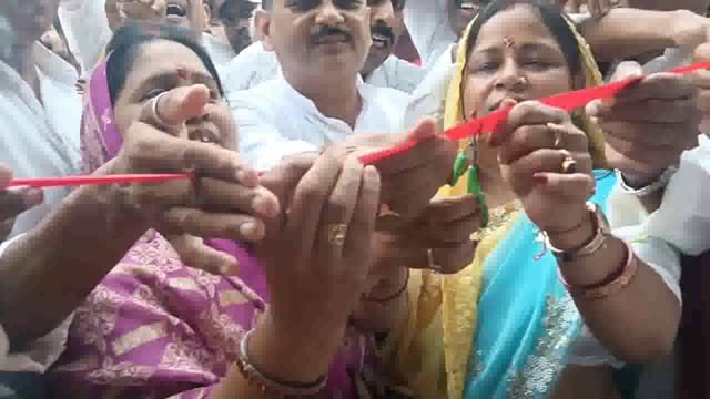 गाजे-बाजे के साथ सैकड़ो समर्थकों की उपस्थिति में एनडीए चुनाव कार्यालय का समारोह पूर्वक फीता काटकर किया गया उद्घाटन