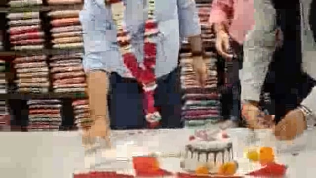 आगरा बल्केश्वर कपड़ा मंदिर शोरूम के मालिक पुनीत बरेजा का जन्मदिन साड़ी शोरूम स्टाफ ने बड़ी ही धूमधाम के साथ  मनाया