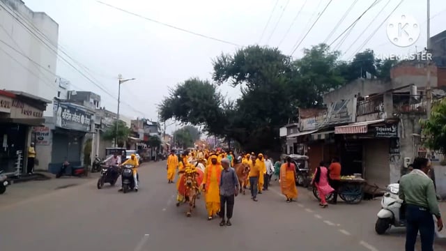 गौ अष्टमी के पावन अक्षर पर बल्केश्वर से झांकियां निकाली गई कपड़ा मंदिर शोरूम के मालिक ने आरती  के साथ पूजा अर्चना की