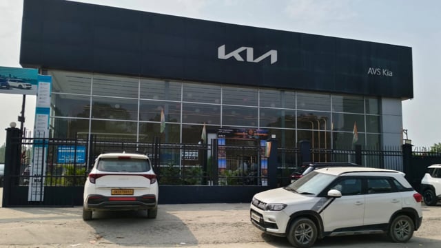 बहादराबाद! ए वी एस किया शोरूम में वारंटी को लेकर हुआ विवाद! पीड़ित ने की न्याय की मांग!