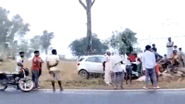 सड़क पर अनेकों लोग गिरे।