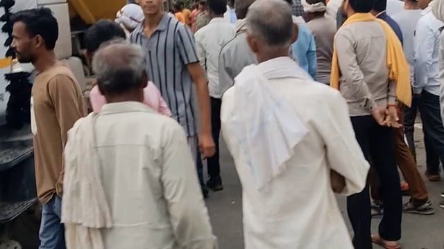 पिनाहट।थाना मंसूखपुरा क्षेत्र के पापरी नागर के पास ओवरलोड गिट्टी से भरे डंपर ने बाइक सवारो को लिया चपेट में तीन की मौके 
