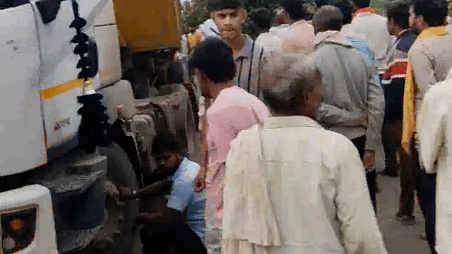 पिनाहट।थाना मंसूखपुरा क्षेत्र के पापरी नागर के पास ओवरलोड गिट्टी से भरे डंपर ने बाइक सवारो को लिया चपेट में तीन की मौके 