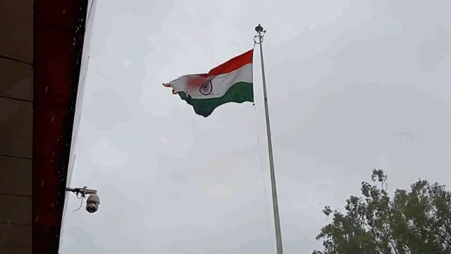 अमेठी रेलवे स्टेशन परिसर में फटा राष्ट्रीय झंडा फहरा रहा है एसडीएम आशीष सिंह ने कहा कार्य वाही की जाएगी 