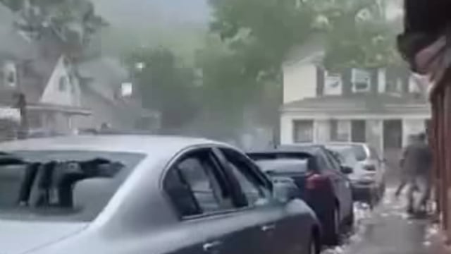 ➡️.......कूदरत का कहर, कनाडा में  50 50 किलो के मोटे-मोटे ओले गिरे*
एक ओले का वजन तो 2 क्विंटल पाया गया ।
*ये प्रकृति का रौद्र रूप है...😱😱😱*