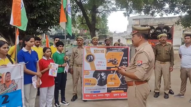 नारी सशक्तिकरण व साइबर क्राइम को लेकर राया थाने में स्कूल छात्र-छात्राओं को अवगत कराते हुए