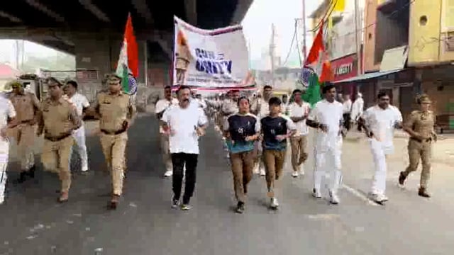 पुलिस अधीक्षक द्वारा रिक्रूट आरक्षियों/पुलिसकर्मियों के साथ थाना पिलखुवा क्षेत्रांतर्गत रन फॉर यूनिटी-2025 मैं सहभागिता 