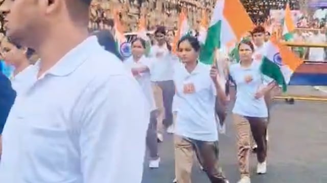 झांसी पुलिस द्वारा भारत के पूर्व गृहमंत्री सरदार वल्लभभाई पटेल की 150वीं जयंती पर झाँसी दुर्ग सेRUN FOR UNITYरैली निकाली