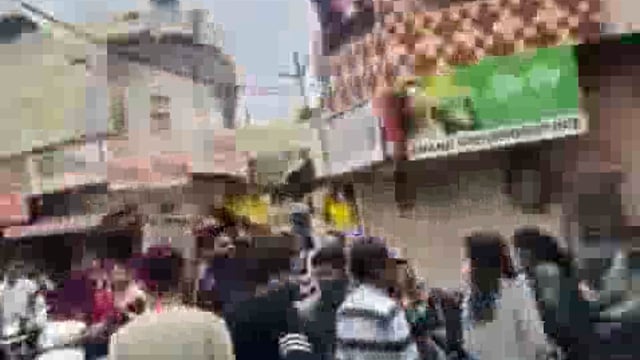 झांसी कोतवाली क्षेत्र स्थित पंचकुइया मंदिर पास एक दुकान मैं एक स्कूटी अनियंत्रित होकर घुस गई,स्कूटी काँच फोड़कर अंदर चली