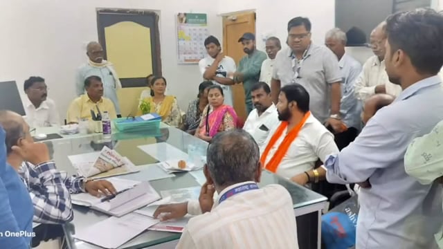 शिवसेना(शिंदे) नेते हेमंत जब्बेबार यांच्या नेतृत्त्वाखाली महावितरण कार्यालयावर धडक मोर्चा