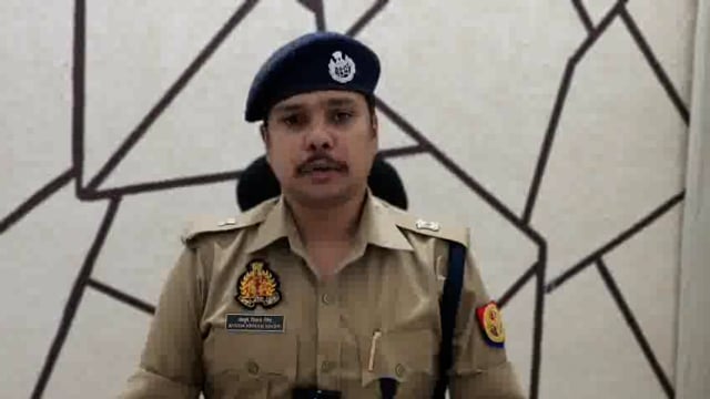 मेरठ थाना दौराला पुलिस व स्वॉट टीम की संयुक्त कार्यवाही में थाना भावनपुर के 50 हजार के ईनामी/वांछित अभियुक्त पुलिस मुठभेड़ में गोली लगने से घायल/गिरफ्तार के सम्बन्ध में पुलिस अधीक्षक नगर मेरठ की बाइट ।