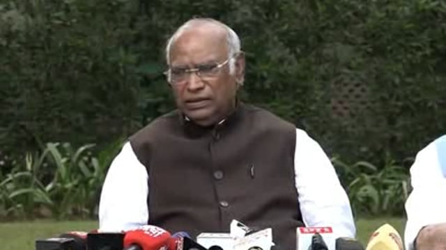 मल्लिकार्जुन खड़गे ने कहा,देश में एकता बनाए रखने के लिए इंदिरा गांधी ने कुर्बानी दी।