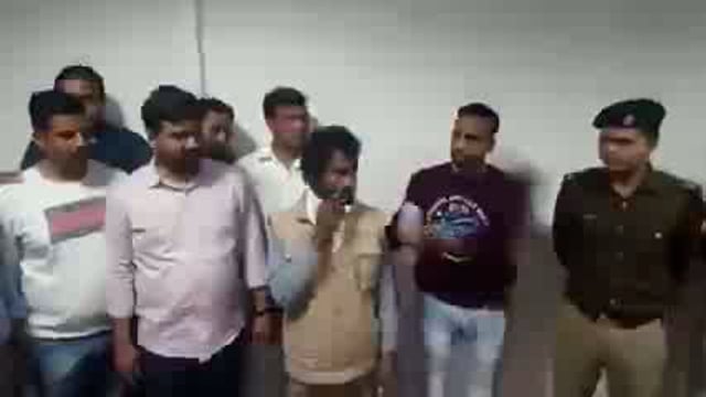 ➡️......यूपी- शाहजहांपुर जिला कोर्ट ने अनिल उर्फ चमेली को कल फांसी की सजा सुनाई गई

ये 7 वर्षीय बच्ची से रेप कर रहा था
तभी उसकी छोटी बहन ने देख लिया
दरिंदे ने शहद निकालने वाले नुकीले औजार से छोटी बहन की हत्या कर दी
एक बच्ची से रेप, दूसरी का कत्ल करने में फांसी की सजा सुनाई गई है