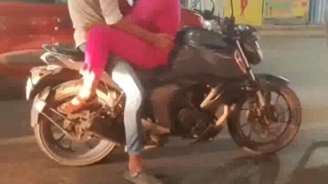 ➡️....दो प्यार करने वाले खर्चा बचाने के लिए होटल में पैसा खर्च करने के बजाय सड़क पर इश्क कर रहे हैं 
अभी कोई दुश्मन बाइक की फोटो डाल कर चालान कटवा देगा
कोलकाता की सड़कों पर छपरी कपल का वीडियो वायरल