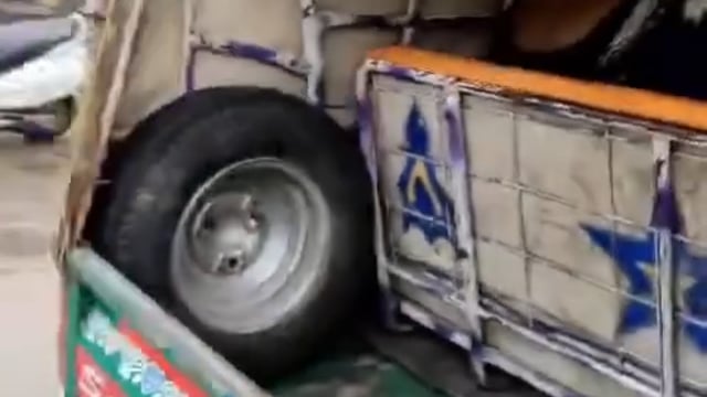 झाँसी पिस्टल निकाल कर दौड़ा दरोगा, सब्जी विक्रेता की दुकान पर हुआ था कार वाले का विवाद, सूचना पर पहुंची पुलिस, पुलिस देख