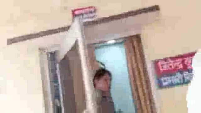 ➡️.....तुम पत्रकार थाने में बाइट लोगे? थाने की क्या कोई प्राइवेसी नहीं है? जिस अधिकारी के चाहे उसकी बाइट लो, यहां बाइट नहीं होगी
बरेली, यूपी: 57 वर्षीय महिला ने अपने 61 वर्षीय डॉक्टर पति को मारने की कोशिश करी। डॉक्टर FIR कराने सुभाष नगर थाने पहुंचे। बरेली के कुछ स्थानीय पत्रकार डॉक्टर की बाईट लेने के लिए थाने गए
कोतवाल साहब जितेंद्र कुमार ने क्या कहा, सुनिए