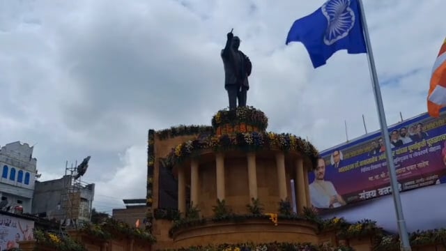 डॉ बाबासाहेब आंबेडकर पुतळा व दुभाजकातील झाडांमुळे उदगीरच्या सौंदर्यात पडली भर