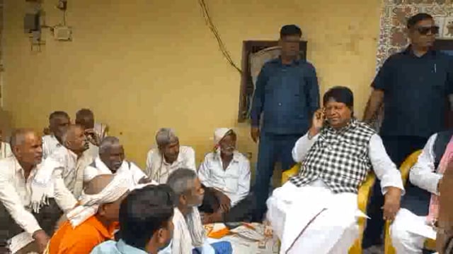 पिनाहट थाना मंसुखपुरा के पापरी नागर पर भीषण सड़क हादसे में हुई तीन लोगो की मौत के  बाद पीड़ित परिजनों से मिले राज्य सभा सा