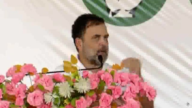 दिल्ली एम्स के सामने बिहार के हजारों मजदूर लोग सड़क पर सोते हैं। 